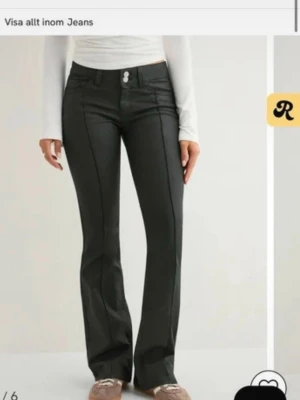 Nelly skinnbyxa - Säljer ett par svarta bootcut skinnbyxor från Nelly med pressveck framtill. Jeansen har en snygg passform med utsvängda ben och detaljerad bakficka. Säljer pga att de var för små. Hör av dig vid intresse!💕
