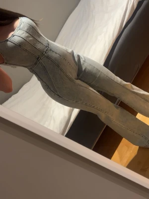 Forever 21 Denim Jumpsuit – Ljusblå - Säljer denna supersnygga jeansjumpsuit från Forever 21 i ljus tvätt. Använd endast 1–2 gånger och är i mycket fint skick. Den är köpt i USA   Figursydd modell med smickrande sömmar som framhäver midjan och ger en snygg siluett. Perfekt både till vardags och för en mer uppklädd look.  ✨ Storlek: M ✨ Märke: Forever 21 ✨ Färg: Ljusblå denim ✨ Köpt i USA – säljs inte i Sverige ✨ Använd 1–2 gånger ✨ Mycket fint skick 