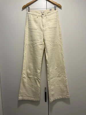 Vita front pocket jeans - Snygga krämvita jeans med hög midja och raka, vida ben. Jeansen har front pockets. Jag är en 174 og dessa er lite för korta för mig. 
