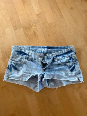 Ljusblå jeansshorts från Fishbone - Säljer ett par ljusblå jeansshorts från Fishbone med slitna detaljer!!💙 Så fina storlek S