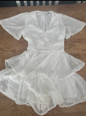 Vit klänning - Klänningen har inbyggda shorts! Har använts en gång ❤️