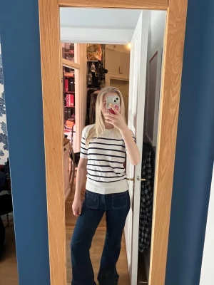 Trekvartsärmad tröja från Zara - Säljer en vit randig trekvartsärmad tröja från Zara!!🤍