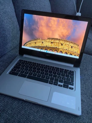 Acer Chromebook R 13 - Snygg och smidig Acer Chromebook med silverfärgat aluminiumchassi och svart tangentbord. Skärmen är vridbar vilket gör den perfekt för både surf och plugg. Lätt och enkel att ta med sig, med stilren design och tydlig Chrome-logga på locket. 64GB minne. Mycket fint skick! Laddare medföljer ej, men datorn laddas med en vanlig USB-C kabel.