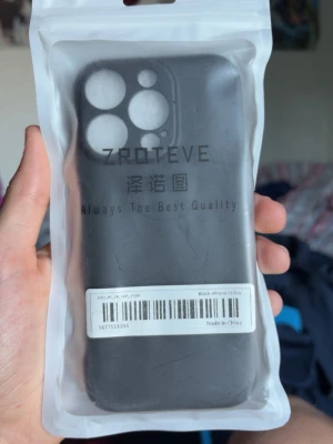 Svart mobilskal iPhone och 16 Pro - Snyggt svart mobilskal från ZROTEVE som passar iPhone 16 Pro. Skalet är gjort i ett mjukt material och har stora utskärningar för kamerorna. Perfekt för dig som vill ha ett stilrent och enkelt skydd till mobilen. Aldrig använt och den är i sitt packet har aldrig öppnat det.
