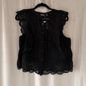 Topp från Pieces - Superfin topp från Pieces med kort ärm, volanger och knappar framtill.  Har tyvärr aldrig kommit till användning då jag kommit fram till att det inte är min stil. Toppen har då bara hängt i garderoben och skulle behöva en ny ägare!💋✨✨