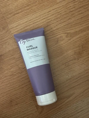 By Leiva Curl Masque hårinpackning - Lila hårinpackning för lockigt hår från By Leiva. Kommer i en tub med vit kork och är speciellt framtagen för att återfukta och vårda lockar. Produkten är vegansk och fri från silikoner. Använd 2 gånger men nästan hela förpackningen kvar. 