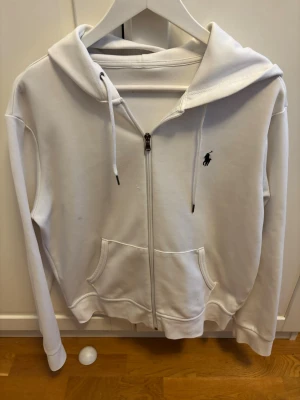 Vit hoodie från Polo Ralph Lauren-L - En riktig schysst vit Ralph Lauren hoodie i storlek L men skulle säga att den sitter mer som M.Priset är förhandlingsbart så bara att skriva så diskuterar vi nåt.