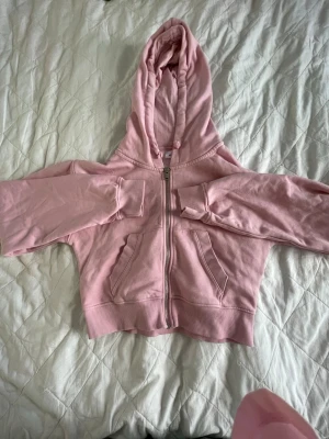 rosa hoodie från ginatricot  - säljer en rosa hoodie från ginatricot i storlek 158-164, mycket bra skick