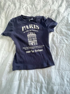 blå t-shirt från H&M - säljer en blå t-shirt från h&m, mycket bra skick, storlek xs