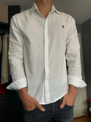 Ralphlauren linneskjorta - Säljer denna riktigt snygga linneskjorta från Ralph lauren. Den är använt ett par gånger så skicket är fof mycket fint. Det är ett väldigt tunt material. Storleken är M men sitter mer som en S. Skriv vid fler frågor eller bilder.
