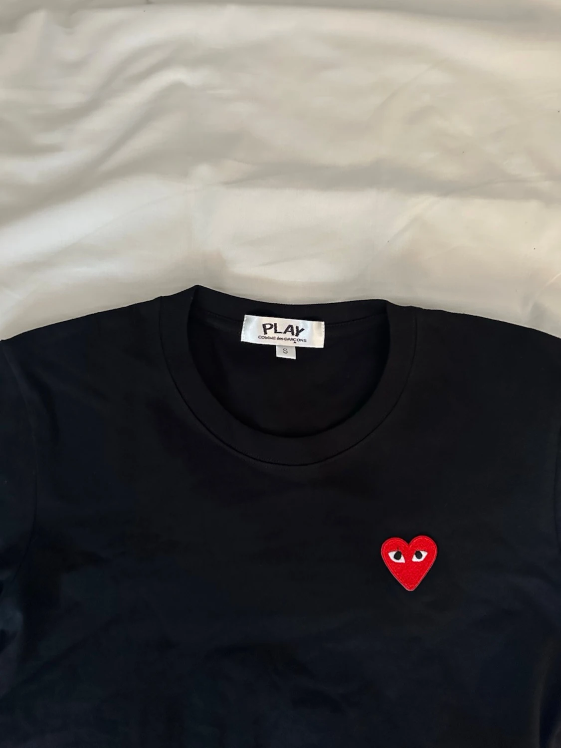 Svart Comme des Garçons PLAY t-shirt - 3