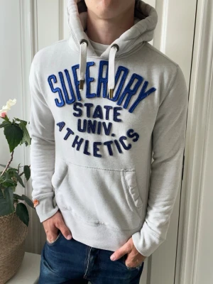 Superdry hoodie  - Superdry hoodie - nog den snyggaste out there. Lite liten på modellen, Inga defekter! Modellen i bilderna är 180 cm 75 kg och bär Storlek S , Kom med frågor! 🌟 (Kan gå ned i pris vid köp av paket 😉) 