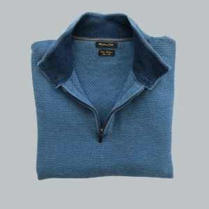Massimo Dutti Halfzip - Säljer nu denna snygga halfzippen från Massimo Dutti i kashmirmix - Storlek S - Han på bilden är 176 cm - Hör av er vid minsta lilla fråga eller fundering :)