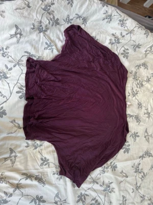 Off shoulder topp - Säljer en vinröd/rödlila tröja som sitter tajt ner till men pösigt upptill. Armarna är typ trekvarts och den är i bra skick 