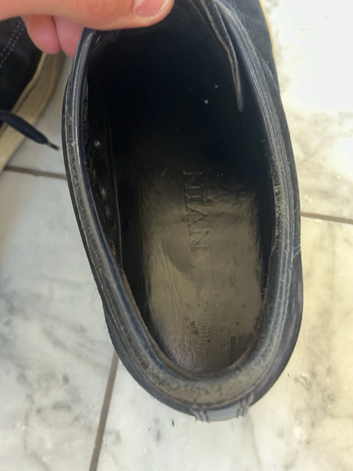 Mörkblå sneakers med lackad tå - 4