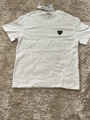 Vit t-shirt från Comme des Garçons Play - Helt ny, aldrig använt.