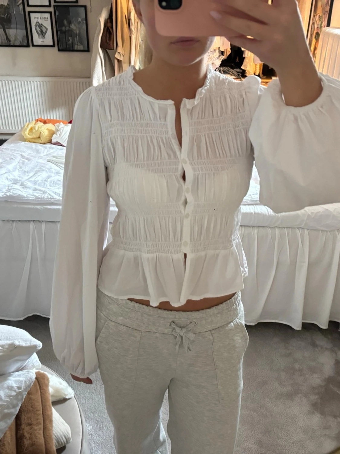 Vit blus med puffärm och smock - 1
