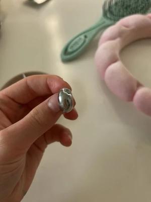 Chunky silverfärgade örhängen - Säljer ett par chunky örhängen i silverfärg med rundad, bullig form. De har en clean och stilren look som verkligen poppar. Perfekta för dig som gillar statement-smycken och vill ha något som syns. Materialet är metall med blank finish.Ordinarie pris 500 kr från Edblad.Använd en gång.