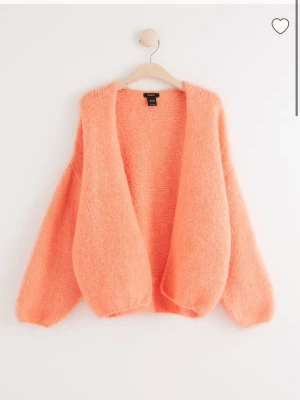Persikofärgad kofta från Lindex - Säljer denna populära koftan från Lindex i storlek Xs/S, Slutsåld! Aldrig använd!💕 köpt för 399kr säljer den för 250kr(pris går att diskutera)