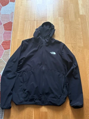 North face jacka  - Svart tunnare north face jacka i Storlek M, superfint skicka finns inga skavanker, kan mötas upp i Göteborg 