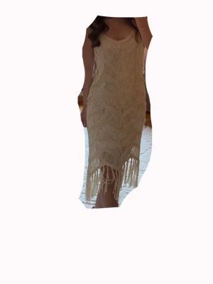 Beige långklänning med fransar från Zara  - Säljer en beige långklänning med smala axelband och snygga fransdetaljer längs hela klänningen. Klänningen har ett boho-inspirerat mönster och är perfekt för sommaren. Materialet känns som bomull eller linne och ger en avslappnad men trendig look. OBS: FRAKTAR INOM 24H!🩷