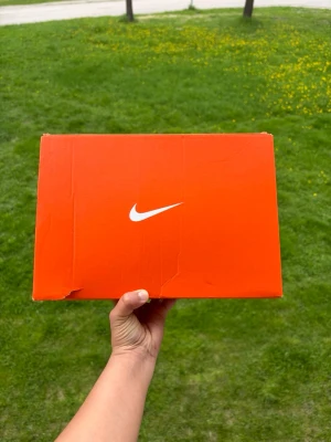 Svarta Nike sneakers med vit sula - Snygga svarta Nike sneakers med vit sula och diskret logga på sidan. Ovandelen är i mesh för bra andningsförmåga och skorna har klassisk snörning. Perfekta för en sportig och stilren look.