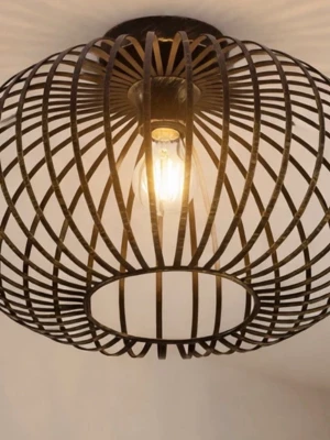 Lindby taklampa , mesisngfärgad, metall, 40cm, E27 - Modern taklampa i svart metall med burformad design. Lampan har öppna metallstavar som skapar ett coolt mönster på väggen när den är tänd. Passar perfekt för dig som gillar industriell eller minimalistisk stil. Glödlampa ingår. Helt ny, ej monterad. Köptes från lamp24. Ny pris 899kr.