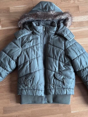 puffer jacket - kahki/grön fodrad vinterjacka! Använd några gånger, men är i väldigt gott skick! Passar storlek M, och S om man vill ha en mer ”baggy” fit. 