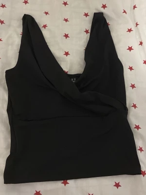 Vero moda Svart omlottopp med v-ringning - Har ej kommit till användning säljer därav ❤️❤️