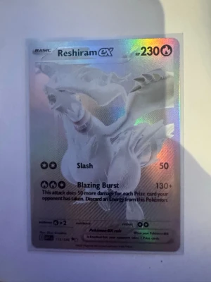pokémon Reshiram EX 173/086 white flare - Säljer ett Reshiram EX Pokémonkort med holografisk yta. Kortet har en silvrig och regnbågsskimrande finish med motiv av draken Reshiram. Baksidan har en röd och vit design med svartvita detaljer. Perfekt för samlare eller Pokémonfans. Ingen Retur