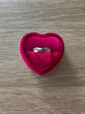 Silverfärgad ring med stenar - ring i storlek 18,5mm, silverfärgad. 