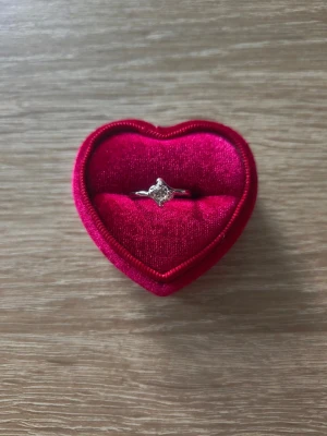 Silverfärgad ring med sten - ring i storlek 16,9mm, silverfärgad. 