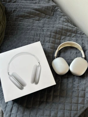 Apple AirPods Max silver hörlurar - Snygga och moderna Apple AirPods Max i silver med en stilren design. Over-ear-modell med mjuka öronkuddar och justerbart huvudband i metall och mesh-tyg. Perfekta för musik, gaming eller film med grym ljudkvalitet och ikonisk Apple-look.