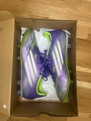 F50 adidas fotbollskor - Hej, säljer ett par snygga och sköna Adidas fotbollskor i modellen F50. Det är League modellen och de är storlek 44 och 2/3. Väldigt bra skick och använda några gånger. Dobbarna är FG/MG. Kom privat vid frågor!