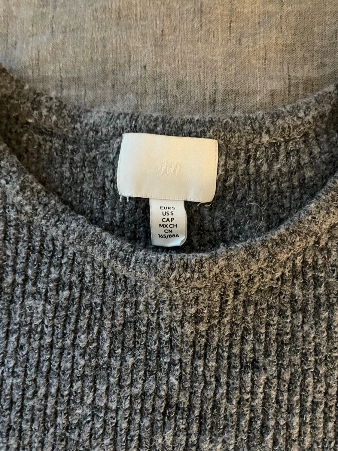 Grå stickad topp med volangkant - 2