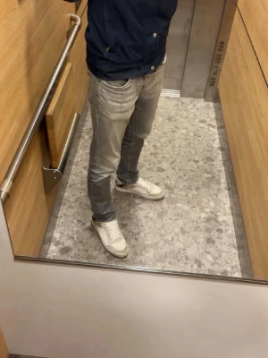Dondup George Jeans – Grå – W31 - Säljer ett par stilrena Dondup jeans i modellen George i grå tvätt. Storlek W31. Jeans med slim/modern passform och hög kvalitet som Dondup är kända för. Använda men i fint skick utan större defekter. Passar perfekt till både vardag och uppklätt look.
