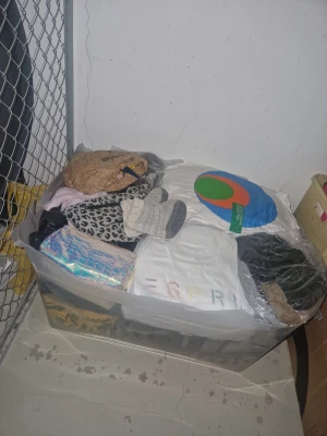 Barnkläder från 0-15 år till salu - Säljer ett stort klädpaket med blandade plagg. Innehåller bland annat en vit Esprit-tröja, vantar i grått, leopardmönstrad accessoar och fler färgglada och mönstrade kläder. Perfekt för dig som vill ha variation i garderoben. Plocka ihop lite av det du vill ha och få ett bra pris! Kom med förslag eller bud om du vill 😎