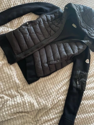Moncler cardigan  - Säljer denna snygga svarta moncler cardigan använt 1 gång  den passar inte mig tyväre därför säljer jag den. Annars så är den helt perfekt✅    Skriv gärna om du är intresserad. Priset kan också diskuteras.