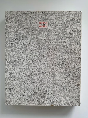 ”People Are People” pussel av Paul Palnik - Världens kanske svåraste pussel med titeln ”People Are People” med illustrationer av erkände amerikanske konstnären Paul Palnik. Illustrationer av hundratals små människor som beter sig som hundratals små människor. Färdiga pusslet har en storlek på ca 45x60cm. Perfekt för dig som har bra tålamod, eller väldigt mycket fritid. Passar även bra som present till någon du inte tycker så mycket om. Kartongen har sett bättre dar, men pusslet är i fint skick.