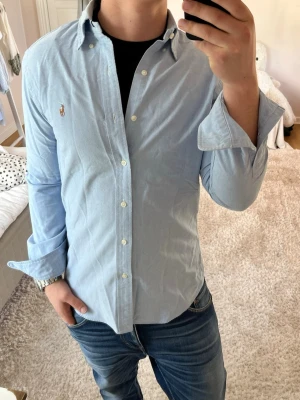 Ralph Lauren skjorta slim fit  - Ralph Lauren | Mycket bra skick | Size - M | Pris 449 | Hör av dig vid minsta fråga eller fundering📩