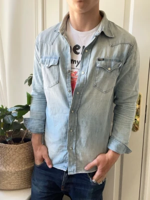 Ralph lauren skjorta  - Ralph lauren skjorta, likt en overshirt. Personlig favorit. Inga defekter! Modellen i bilderna är 180 cm 75 kg och bär Storlek S , Kom med frågor! 🌟 (Kan gå ned i pris vid köp av paket 😉) 