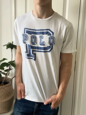 Ralph lauren t-shirt  - Ralph lauren t-shirt, Inga defekter! Modellen i bilderna är 180 cm 75 kg och bär Storlek barn Xl passar M , Kom med frågor! 🌟 (Kan gå ned i pris vid köp av paket 😉) 