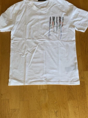 Amiri T shirt - Amiri t shirt i nytt skick. Den har alla lappar kvar och den är i storlek S. Hör av er vid funderingar! 