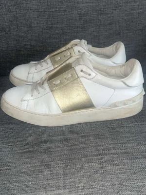 Valentino - Snygga Valentino Garavani Open sneakers I storlek 38,5, de är I bra skick och endast skor medföljer. Hör av dig vid frågor😊
