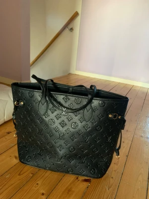 Axelväska dam - Väldigt fin väska, passar till vardagen och är i väldigt bra kvalitet! 👜