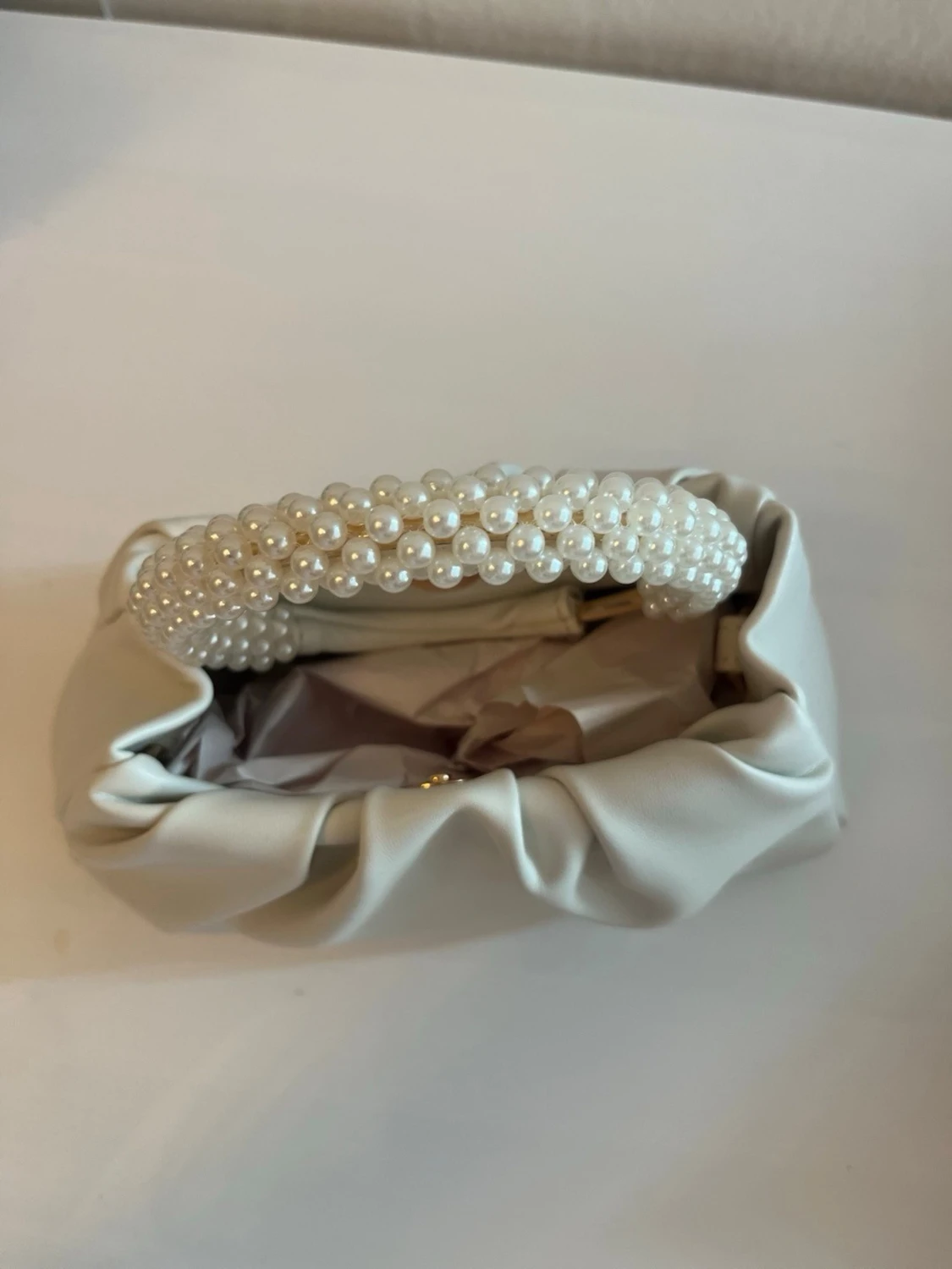 Vit handväska med pärlhandtag - 1