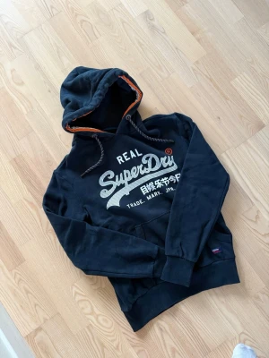 Superdry hoodie - Säljer en riktigt fet superdry hoodie i storlek S den är helt utan skavanker och vid frågor om bilder eller likande så är det bara att fråga🙂💛