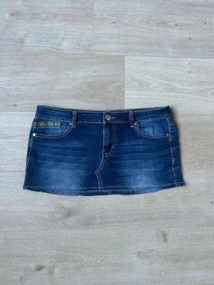 Blå Mini Skirt Jeanskjol Y2K Embroidery Storlek XL - Mycket fin kjol i blå färg. Kjolen är i mycket bra skick och sparsamt använda. |  Äkta som allt annat jag säljer! ✅ |  Storlek: XL/42 | Skick: Mycket Bra Skick- tyvärr har några sömmar lossnat på insidan men inget som påverkar  (SE SISTA BILD) | Färg: Blå | Märke: NYC Gal’s Denim | Modell: Kjol |   Hör gärna av dig vid frågor så svarar jag så fort jag kan! 😁 |