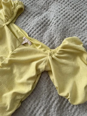 Blus - Fin blus med puffiga ärmar. 💛 storlek S. Aldrig använts. 🌸