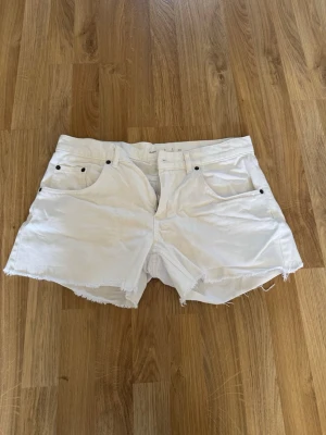 Jeans shorts - Använda någon gång, små i storleken, väldigt fina jeans shorts från subdued. Låg-mid waist
